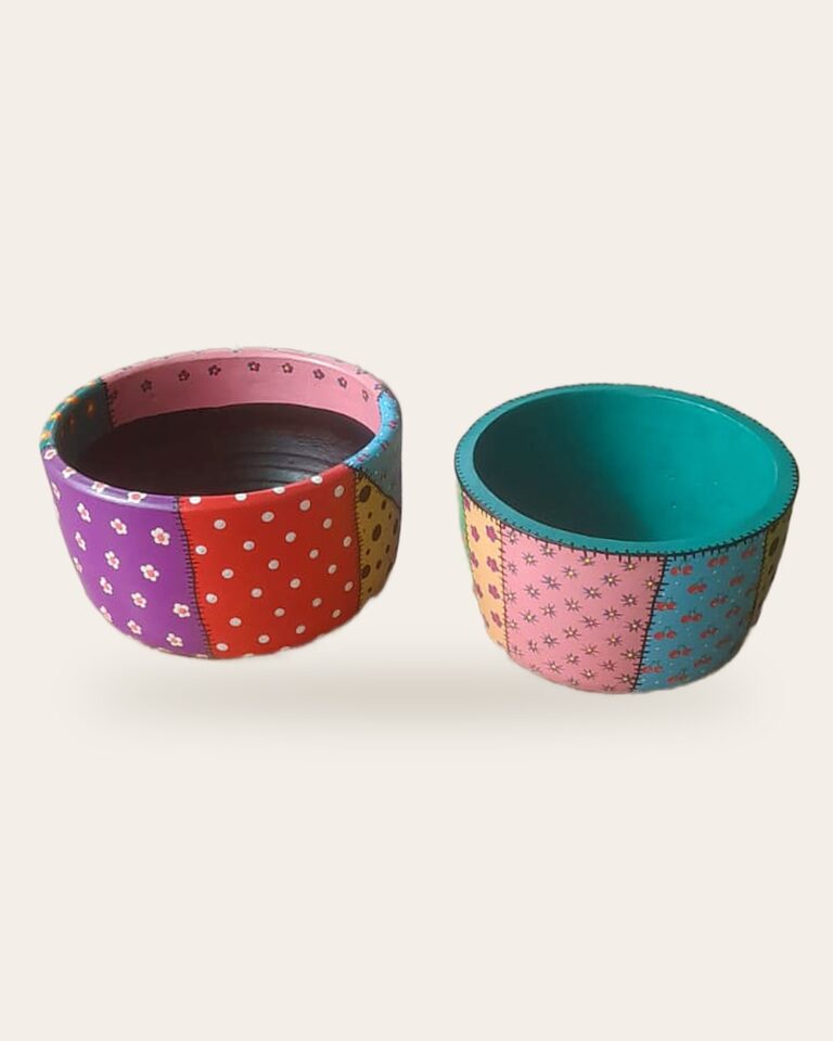 Dois vasos de concreto patchwork com bolinhas pintados à mão