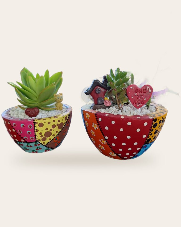 Dupla de vasos patchwork com bolinhas, casinha em miniatura e coração de recado