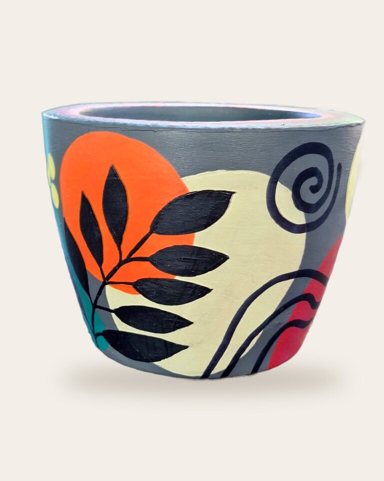 Vaso de concreto cinza pintado à mão com folhagem preta e espiral