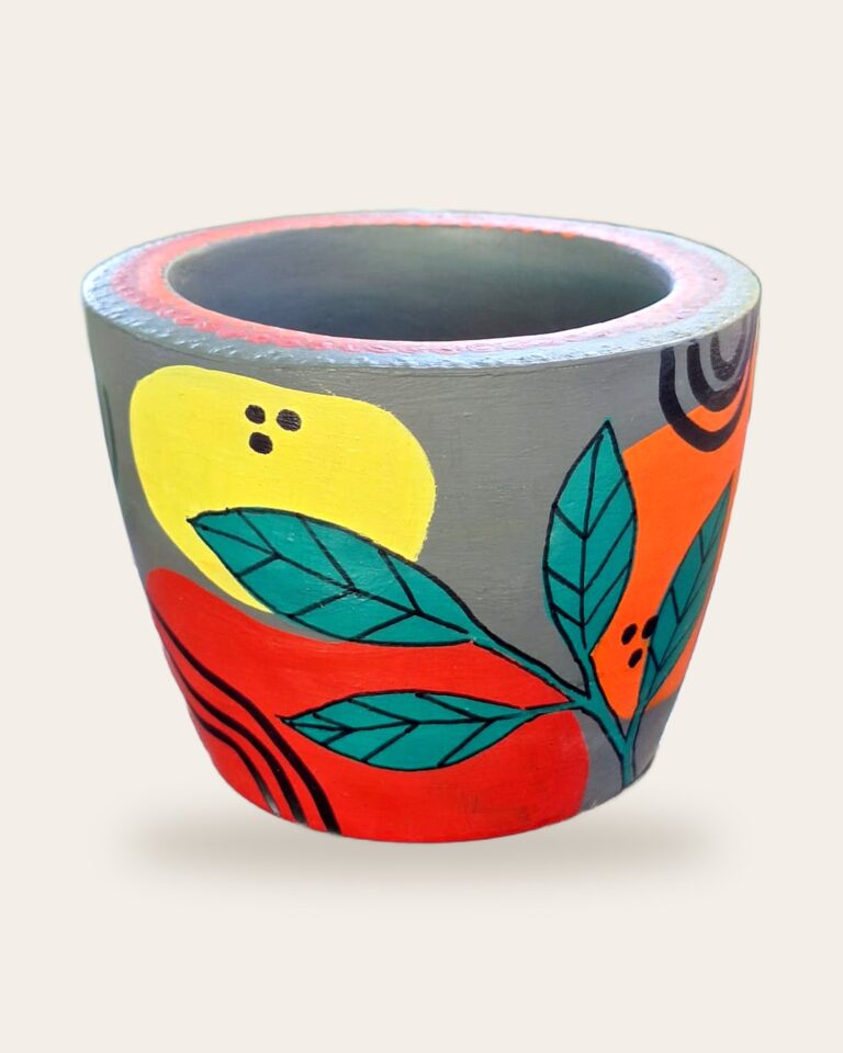 Vaso de concreto cinza pintado à mão com folhas verdes, amarelo e vermelho