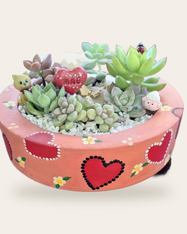 Vaso de concreto coral com corações, suculentas e plaquinha de recado