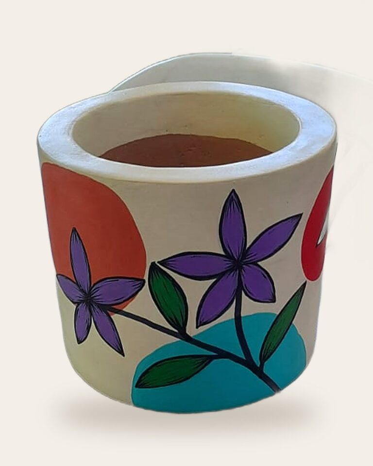 Vaso de concreto creme pintado à mão com flores roxas