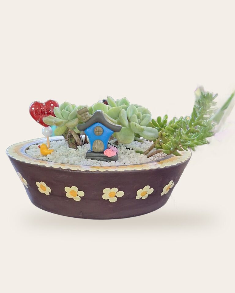 Vaso de concreto marrom com florzinhas, casinha em miniatura e suculentas