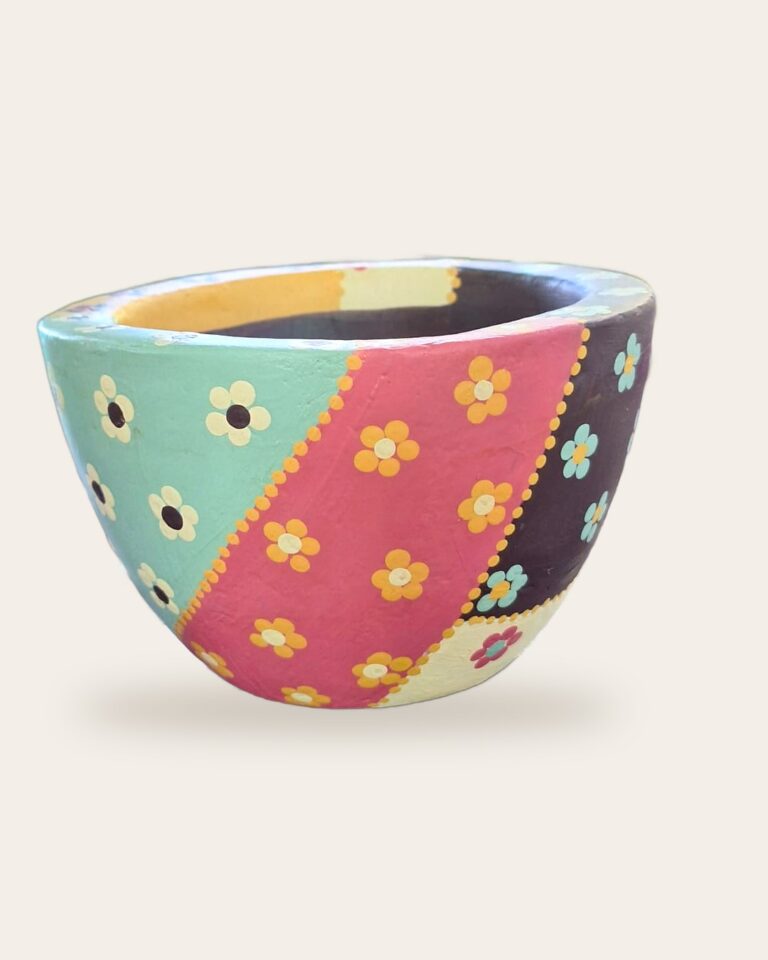 Vaso de concreto patchwork verde, rosa e marrom com florzinhas