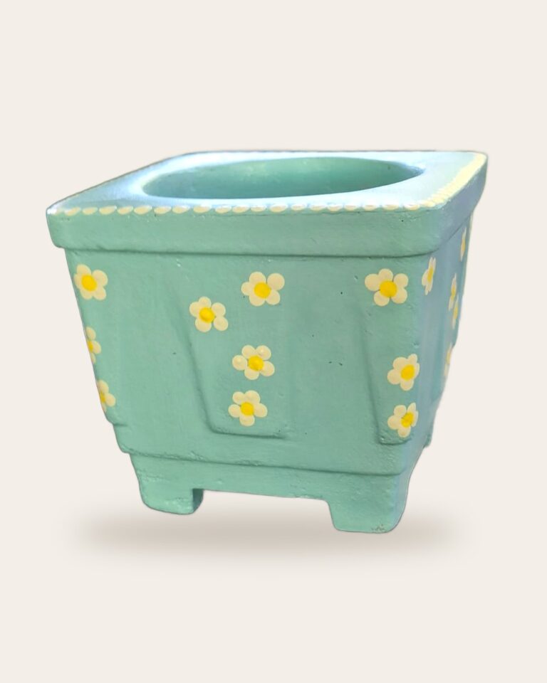 Vaso quadrado de concreto verde-água com pezinhos e florzinhas