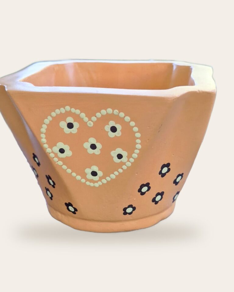 Vaso de concreto terracota com coração pontilhado e florzinhas