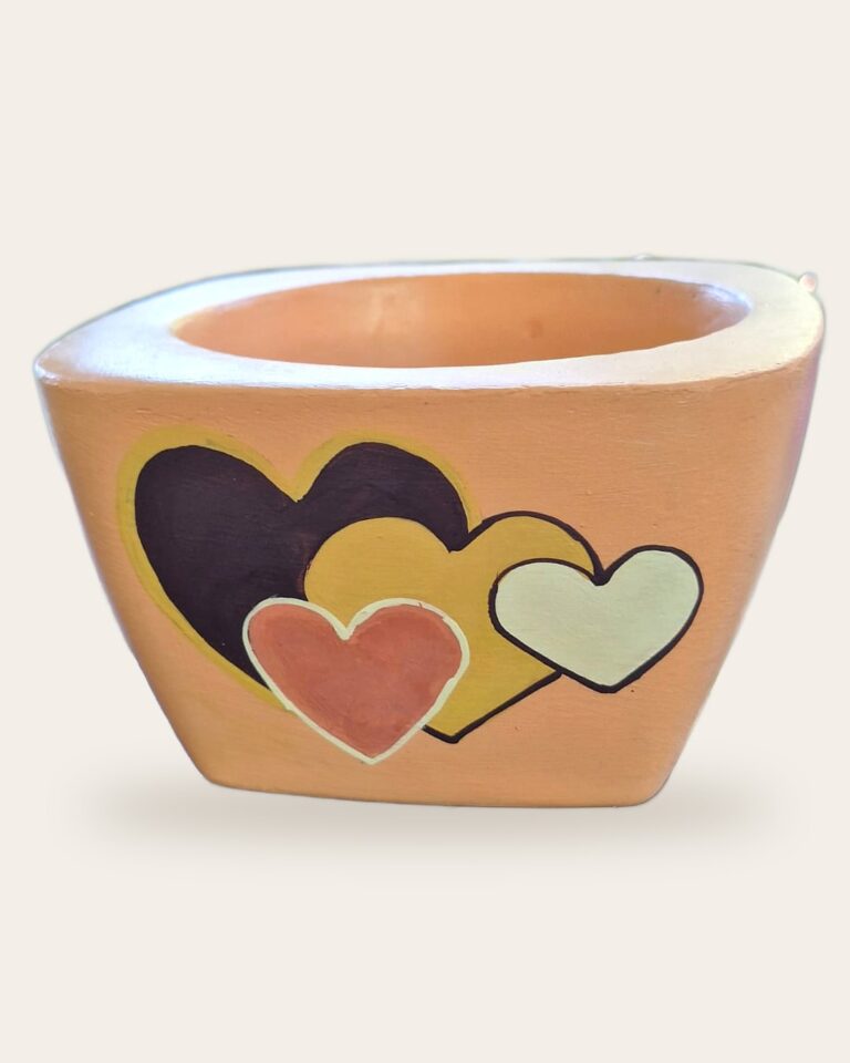 Vaso de concreto terracota com três corações pintados à mão